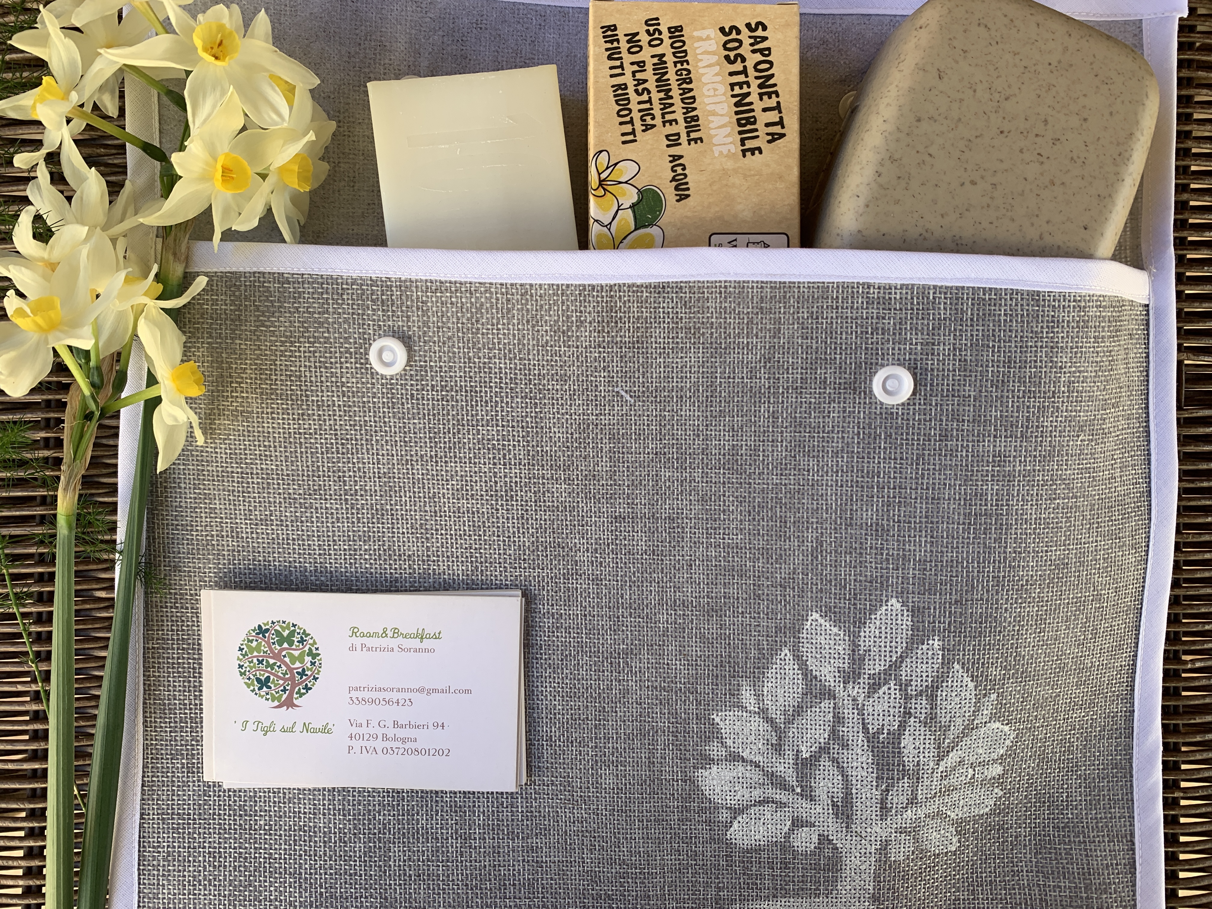 Welcome kit with I Tigli sul Navile logo